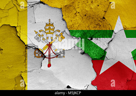 Flagge von Vatikan und Myanmar auf gerissene Wand gemalt Stockfoto