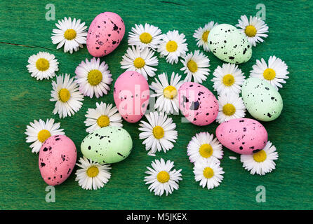 Ostern Hintergrund mit bunten Eiern und Frühlingsblumen Stockfoto