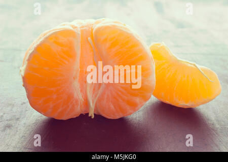Tangerine oder Mandarin Obst - geschälte Halbe und Scheibe Stockfoto