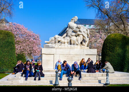 Menschen Sitzen und Plaudern am Kriegerdenkmal, blühenden Magnolien, Place de la République, Neustadt, Straßburg, Elsass, Frankreich, Europa, Stockfoto