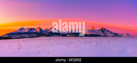 Hohe Tatra im Winter bei Sonnenuntergang Stockfoto