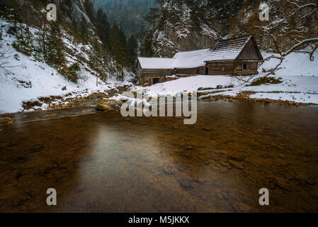Alte hölzerne Wassermühle im Winter Stockfoto