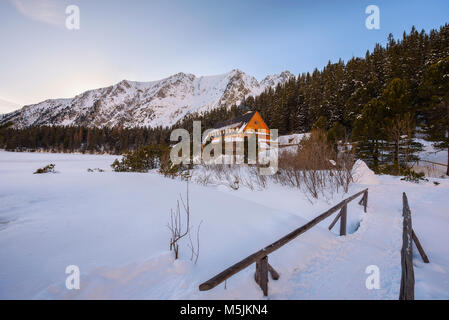 Gletschersee und einen Berg Hotel in Hohe Tatra, Slowakei Stockfoto