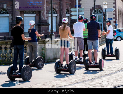 Gruppe von Touristen reiten Segways, Straßburg, Elsass, Frankreich, Europa, Stockfoto