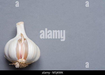 Öffnen Sie weiße Lampe mit Nelken Knoblauch schälen am grauen Stein Hintergrund der Tischplatte. Flach Ansicht von Oben. Orientalische Gerichte der französischen Küche. Vorlage für das Kochen Wir Stockfoto