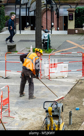 Tiefbau Straßburg, Arbeitnehmer umfassende Service graben, urban, Straßburg, Elsass, Frankreich, Europa, Stockfoto