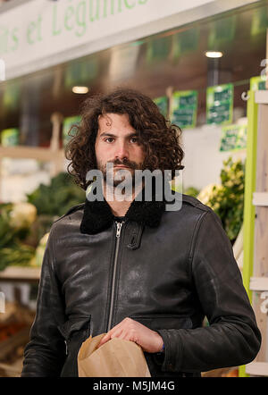 Biarritz, France-February 24,2018: Junge Frucht Verkäufer bedient Kunden auf dem lokalen Markt ausgeht, Biarritz-France Stockfoto