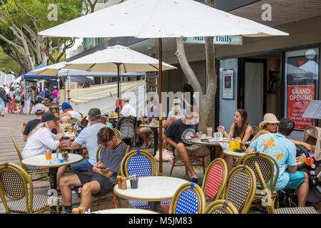 Die Menschen reden und Essen in einem Restaurant Cafe in Manly Beach, Sydney, Australien Stockfoto