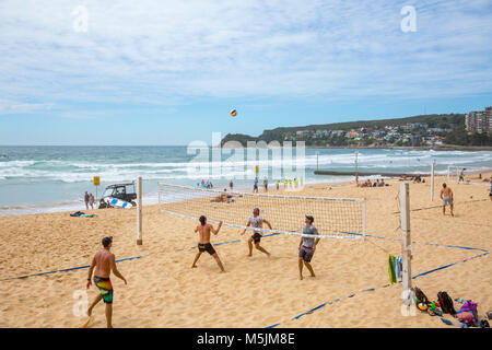Mannschaften spielen Beachvolleyball am Manly Beach in Sydney, Australien Stockfoto