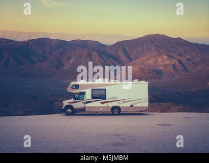 Retro RV Camper in der kalifornischen Wüste Wüste bei Sonnenuntergang Stockfoto