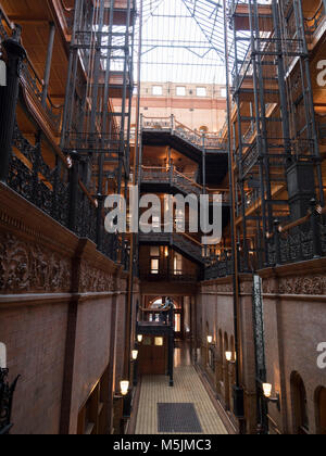 Das Atrium in der Lobby auf die bradbury Gebäude in der Innenstadt von Los Angeles, Kalifornien. Foto von Francis Specker Stockfoto