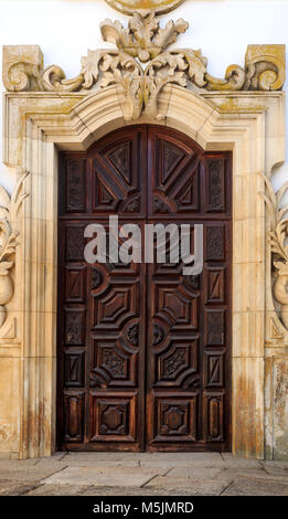 Eingang Hand geschnitzte Holztür, die barocke Kapelle der Mateus Palast in Vila Real, Portugal Stockfoto