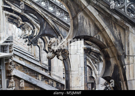 Horizontale Perspektive closeup der Spalten in der gotischen Architektur der Mailänder Dom Dom Stockfoto