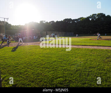 Little League Baseball Spiel an einem späten Sommernachmittag. Stockfoto