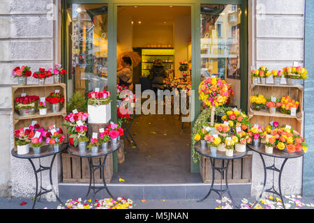 Mailand, Italien - Feb 24, 2018: Blick nach draußen von einem in der Werkstatt, während Assistenten Blumen an einen Spezialisten Blumenhändler in Mailand, Italien anordnen Stockfoto