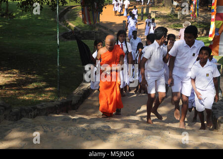 Polonnaruwa North Central Provinz Sri Lanka Schüler und Mönch Treppen zu sehen Ruinen Stockfoto
