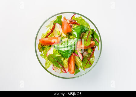 Fastenzeit Salat mit Salat, Radieschen und Tomaten auf weißem Hintergrund Stockfoto