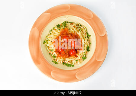 Nudeln mit Tomaten, Zucchini und letcho auf weißem Hintergrund Stockfoto