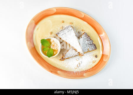 Karottenkuchen mit getrockneten Aprikosen und Pinienkerne auf weißem Hintergrund Stockfoto