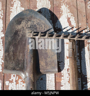 Der alte rostige Werkzeuge, Arbeitsgeräte oder Hausrat auf Holz vintage Hintergrund. Stockfoto