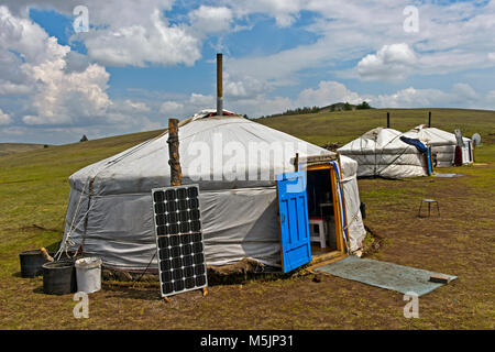 Jurten mit Solarzelle und Satellitenschüssel in der Steppe, in der Nähe von Erdenet, Mongolei Stockfoto