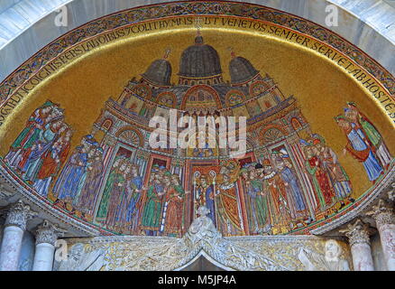 Künstlerische Mosaik über Portal, Saint Mark's Basilika, Piazza San Marco, Venedig, Italien Stockfoto