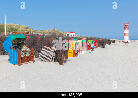 Seaside Besucher in bunten Strandkörbe an deutschen Insel Düne Stockfoto