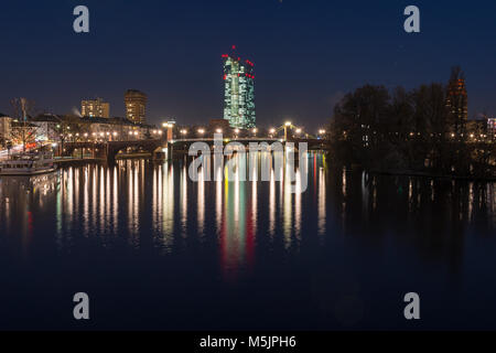 Blick von der Eiserner Steg über den Main in die beleuchtete Europäische Zentralbank, EZB, Frankfurt am Main, Hessen Stockfoto