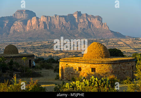 Bungalow des Gheralta Lodge vor dem Gheralta Bergmassiv, Hawzen, Tigray Region, Äthiopien Stockfoto