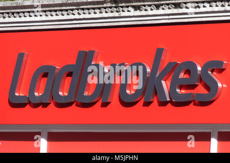 Ladbrokes Buchmacher wetten Shop Shop anmelden Logo. Stockfoto