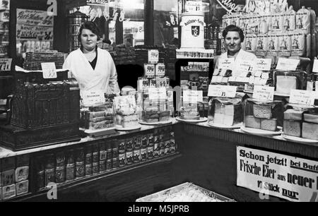 Lebensmittelgeschäft, zwei saleswomen im Tante Emma Laden, 1920er Jahre, Deutschland Stockfoto