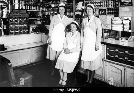 Drei saleswomen im Lebensmittelgeschäft, 1950er Jahre, Deutschland Stockfoto