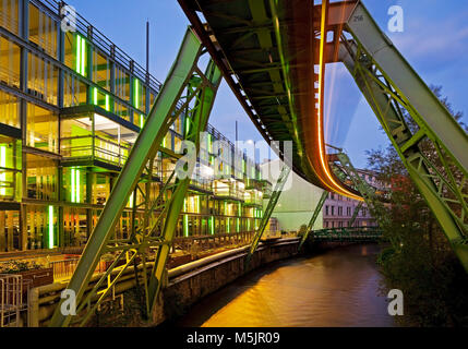 Spuren von Licht von einem bewegten Schwebebahn über der Wupper, Dämmerung, Wuppertal, Bergisches Land Stockfoto