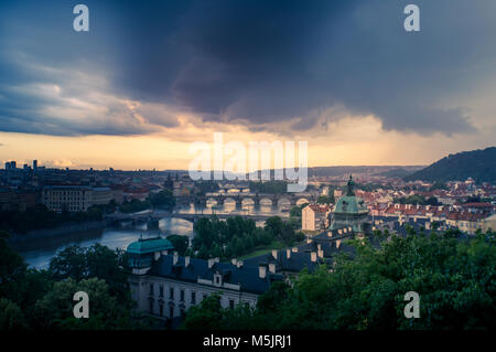 Ein ominöser Sturm trägt nach unten auf die Stadt Prag bei Sonnenuntergang, als aus der Sicht der Letna Park gesehen. Stockfoto