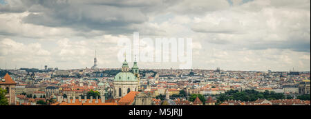 Ein Panorama mit Blick auf die Prager Altstadt, von Letna Park mit bedrohlichen Gewitterwolken. Stockfoto