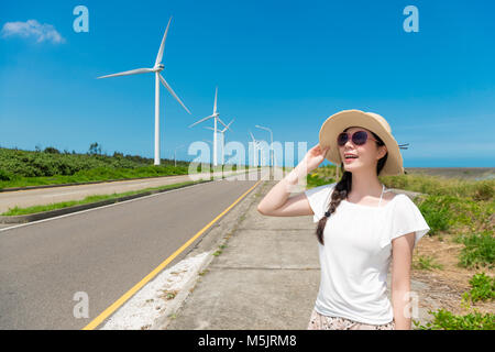 Schönheit asiatischen Mädchen mit Sonnenbrille und glücklich Genießen Sie den Urlaub Reise mit grüne Energie mit super Wetter. Stockfoto