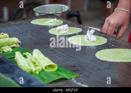 Nahaufnahme Kochen pan Thai Süßigkeit der grünen Mehl, Kokosmilch und Ei, Tanga Muan Sod Stockfoto