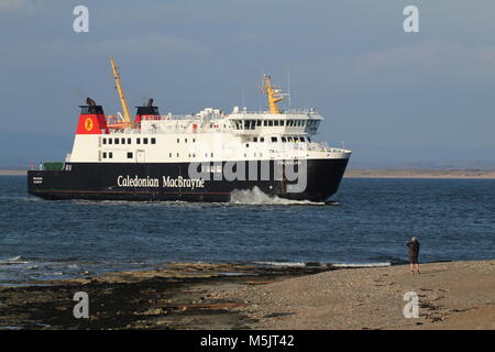 MV Finlaggan, eine Auto- und Passagierfähre betrieben von Caledonian MacBrayne, nähern Troon Hafen an der Küste von Ayrshire. Stockfoto