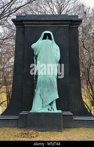 Der Dexter Gräber Denkmal "ewige Stille" ist eines der ikonischen Figuren am historischen Graceland Cemetery und Arboretum auf Chicagos Nordseite. Stockfoto