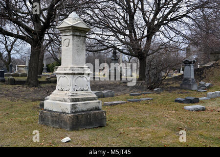 Die historische Graceland Cemetery und Arboretum hält die letzte Ruhestätten für viele prominente Bürger von Chicago. Stockfoto