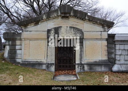 Ein verwittertes Krypta am historischen Graceland Cemetery und Arboretum, die letzte Ruhestätten für viele von Chicagos prominente Bürger hält. Stockfoto