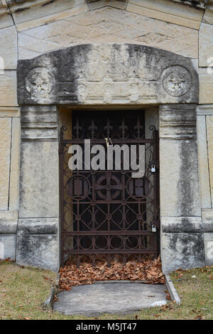 Ein verwittertes Krypta am historischen Graceland Cemetery und Arboretum, die letzte Ruhestätten für viele von Chicagos prominente Bürger hält. Stockfoto