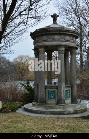 Eine kreisförmige Krypta am historischen Graceland Cemetery und Arboretum, die letzte Ruhestätten für viele von Chicagos prominente Bürger hält. Stockfoto