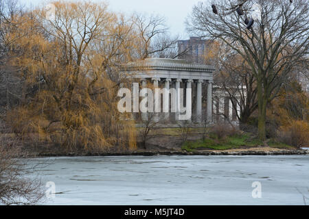 Eine griechische Themenabende Grab auf dem Historischen Friedhof von Graceland und Arboretum, die die letzte Ruhestätten für viele von Chicagos prominente Bürger hält. Stockfoto