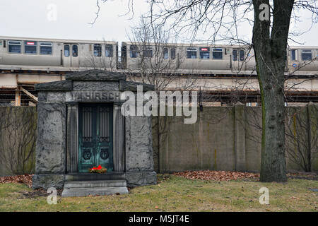 Die CTA Hochbahn führt direkt hinter dem historischen Graceland Cemetery und Arboretum, die viele der Chicago prominente Bürger hält. Stockfoto