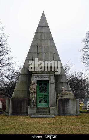 Ein ägyptischer Krypta am historischen Graceland Cemetery und Arboretum themed hält die letzte Ruhestätten für viele prominente Bürger von Chicago. Stockfoto