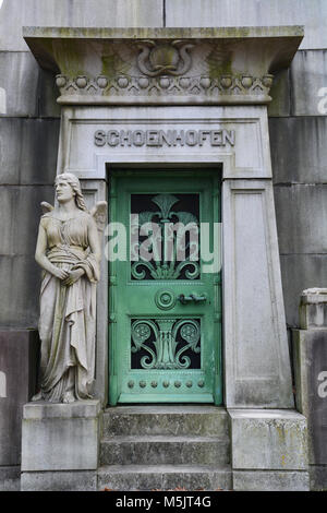 Ein ägyptischer Krypta am historischen Graceland Cemetery und Arboretum themed hält die letzte Ruhestätten für viele prominente Bürger von Chicago. Stockfoto