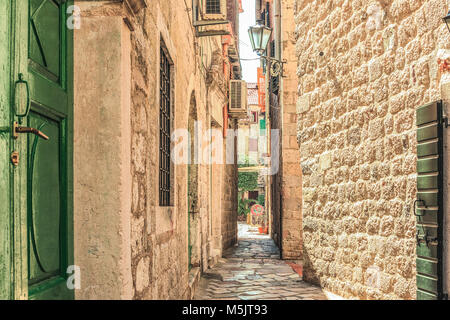 Eine Straße in der Altstadt von Kotor. Der alte Teil von Kotor ist ein UNESCO-Weltkulturerbe und eine berühmte Touristenattraktion. Stockfoto
