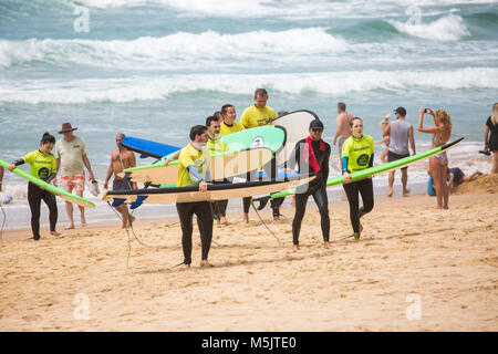 Menschen mit einer surflektion am Manly Beach mit Manly surf school, Sydney, Australien Stockfoto
