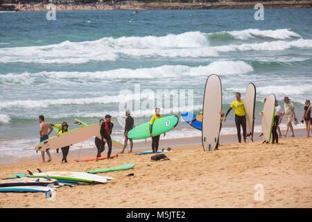 Menschen mit einer surflektion am Manly Beach mit Manly surf school, Sydney, Australien Stockfoto